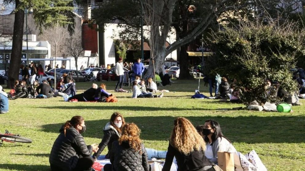 La gente aprovecha la llegada de un nuevo fin de semana largo (Imagen ilustrativa).