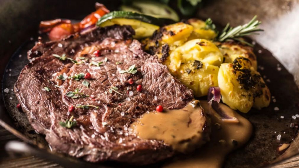 Jugosa, dorada y con el punto justo de cocción, esta pieza se convierte en la protagonista indiscutida de cualquier asado.
