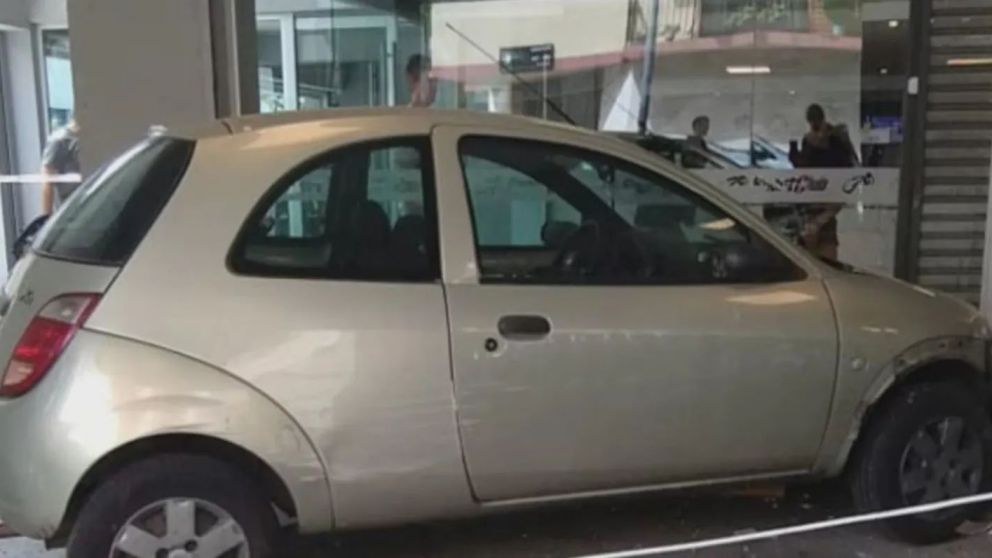 Tras la colisión, el vehículo se incrustó contra la puerta de una reconocida cadena de gimnasios.