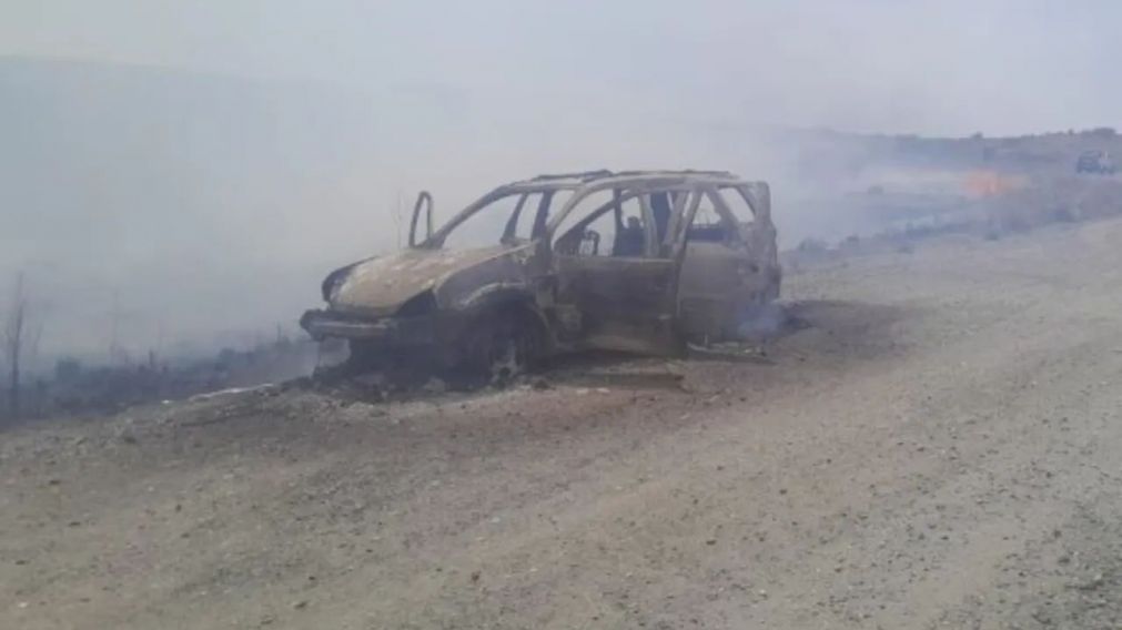 El incendio de un automóvil se trasladó a los pastizales en Córdoba (X).