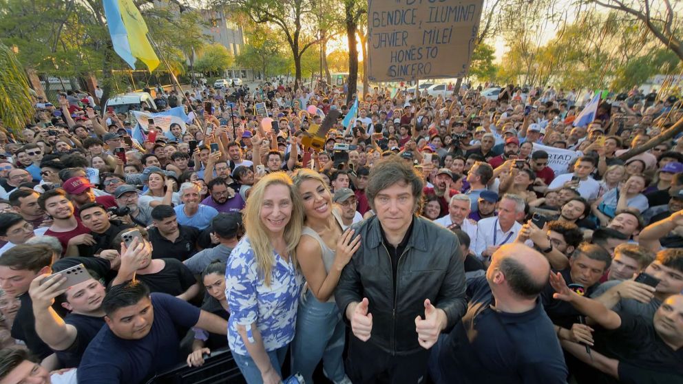 Javier Milei de recorrida en Corrientes junto a Virginia Gallardo.