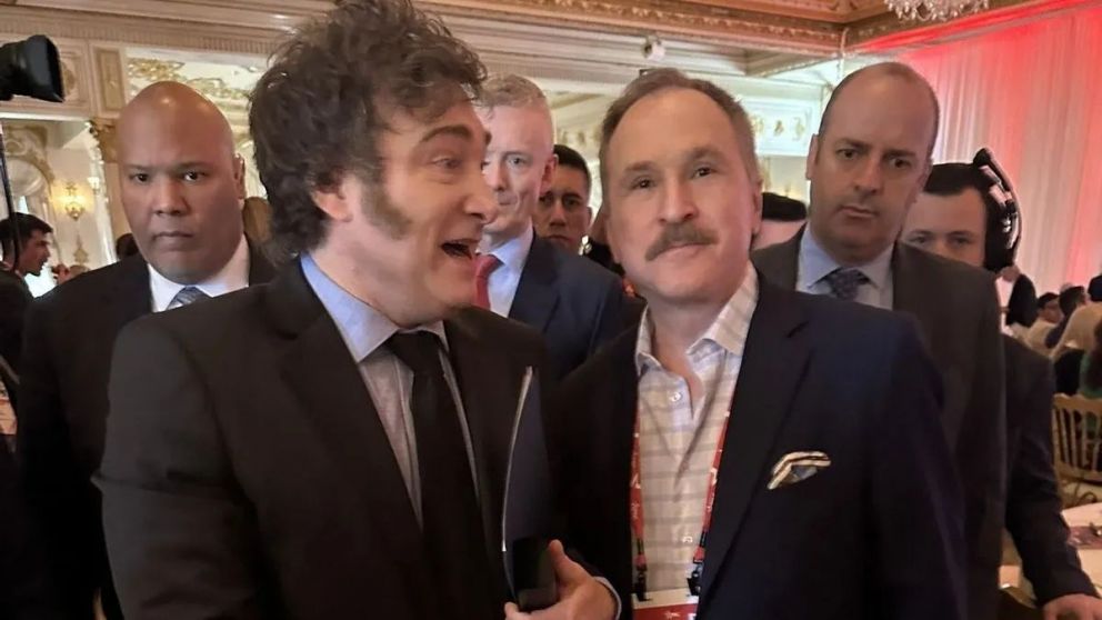 Peter Lamelas y Javier Milei, en un encuentro mantenida el año pasado en EE.UU.