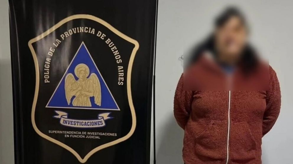 Una de las sospechosas que result� aprehendida en los operativos.