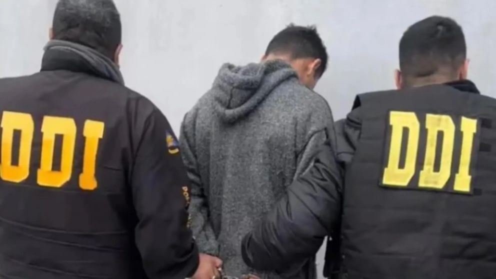 El sospechoso que resultó aprehendido por los investigadores policiales.