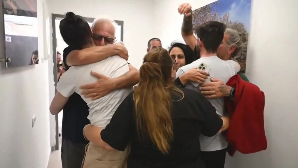 El conmovedor reencuentro entre los hermanos Cunio y su familia tras ser liberados por Hamás (Imagen captura vídeo).