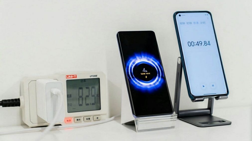 El sistema de carga permite llenar la batería del celular en ocho minutos usando cable, y en 15 minutos con carga inalámbrica.
