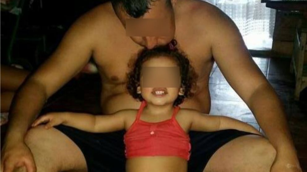 Victoria con su papá, autor del disparo mortal, en épocas felices.