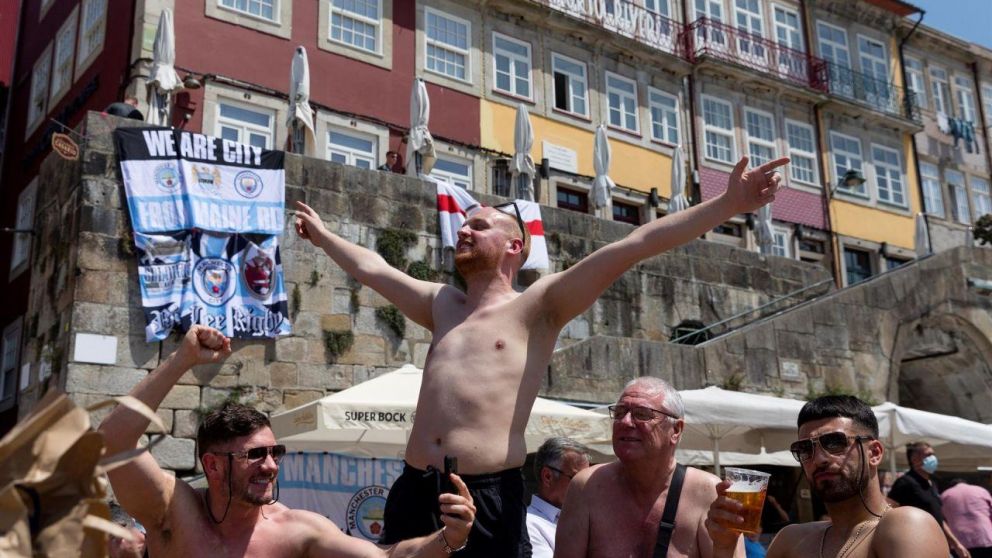 Los hinchas de Manchester City y Chelsea provocaron destrozos en Oporto en la previa de final de la Champions League.