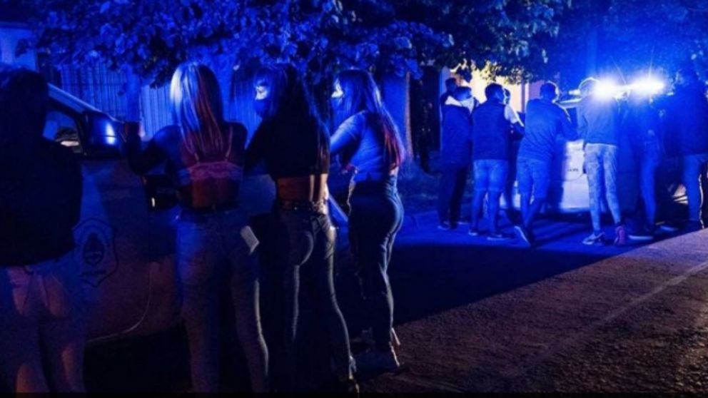 Las fiestas clandestinas desbaratadas se llevaron adelante en distritos con alto riesgo epidemiológico por casos de Covid (Telam)