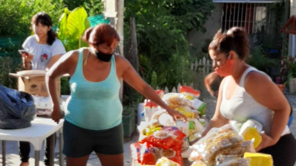 Las encargadas de los merenderos se levantan temprano y arman las viandas para las familias m�s vulnerables.