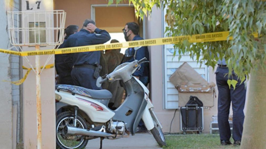 El momento del operativo por el femicidio seguido de suicidio.
