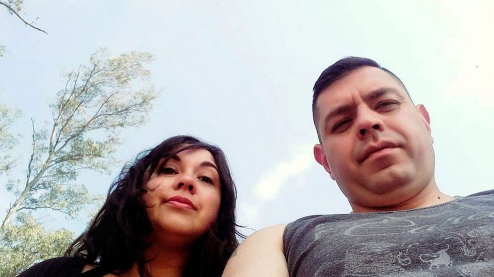 Esta tarde la fiscal Natalia Saavedra estuvo trabajando en la casa ubicada en el barrio Las Moras junto con los peritos de Criminalística y los detectives de la División Homicidios y Delitos Complejos en el levantamiento de rastros.