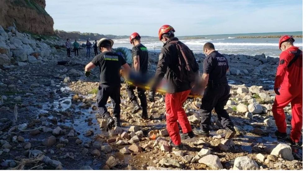 Los rescatistas se llevan el cuerpo