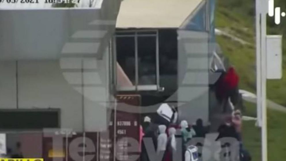 Imágenes del momento previo a que las estudiantes normalistas cayeran del camión en movimiento.