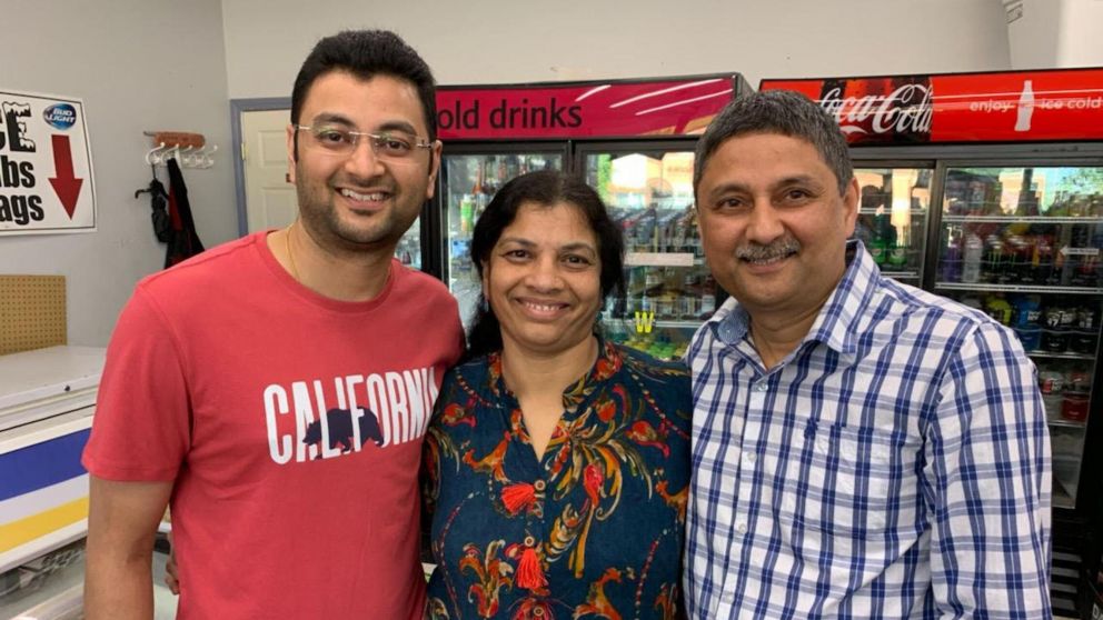 Ganó un millón de pesos en la Lotería, tiró el boleto, y los Shah, dueños del negocio, se lo devolvieron (Gentileza CBC).