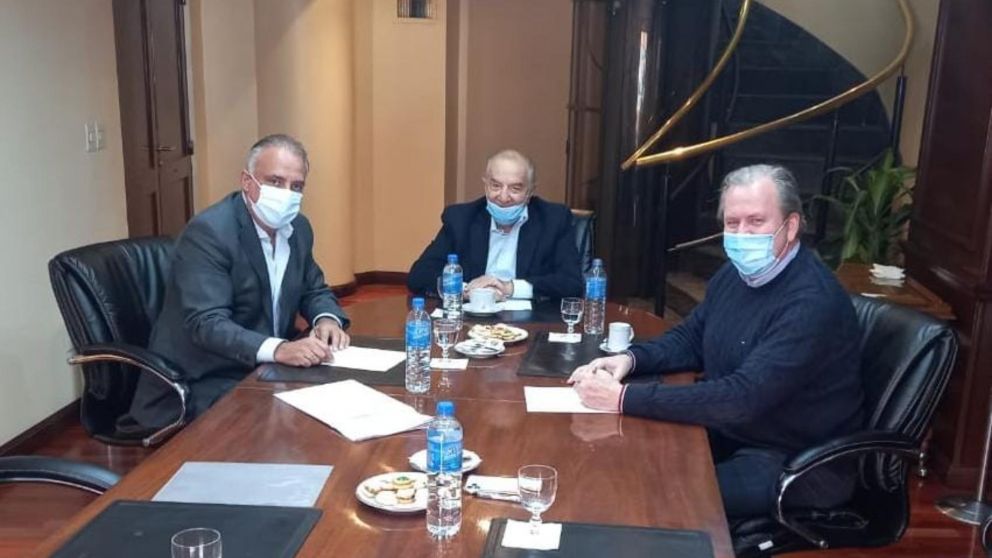 De derecha a izquierda: Carlos Perez, Armando Cavalieri (centro) y Federico Erhart (Director General Walmart)