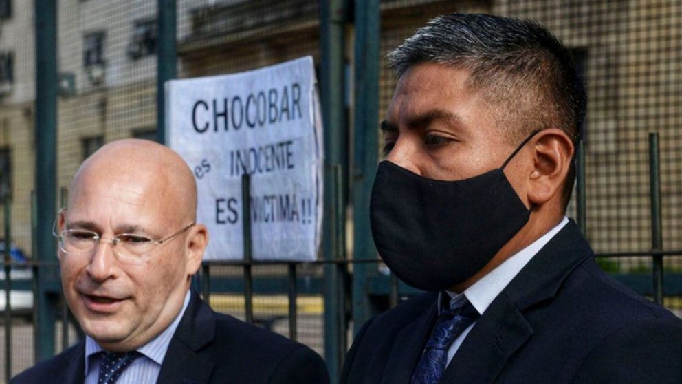 Luis Chocobar con su defensor Fernando Soto.