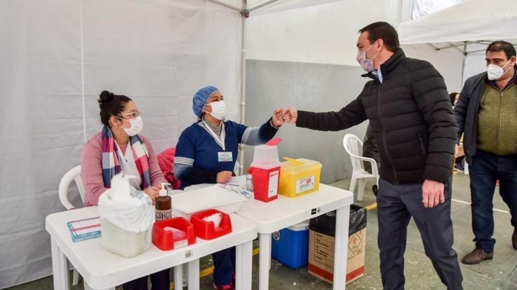 El intendente dijo presente en el centro de vacunación.