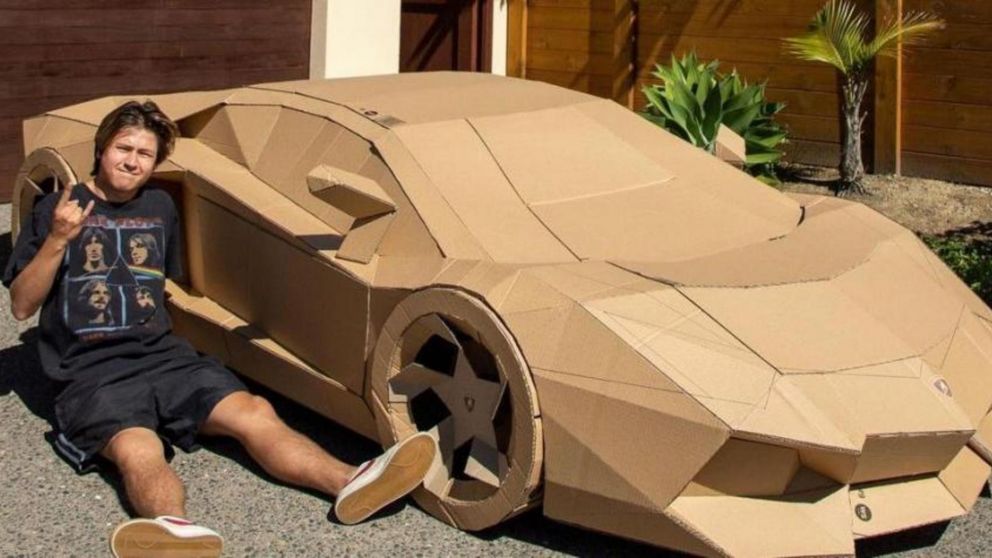 David Jones junto a su Lamborghini de cartón.