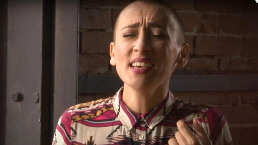 Evelina Sanzo en el videoclip "Himno Nacional Argentina siglo XXI".