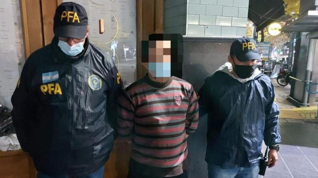 Uno de los sujetos detenidos en los operativos llevados adelante en los barrios porteños de Belgrano, San Nicolás y Almagro.