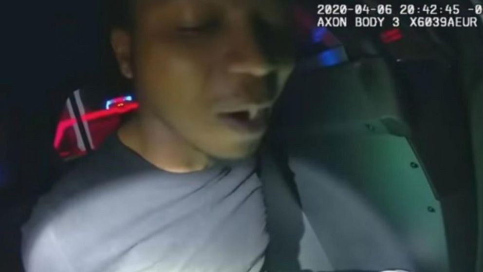 El hombre detenido, intenta explicar a los agentes que la supuesta droga, en realidad era su hija.