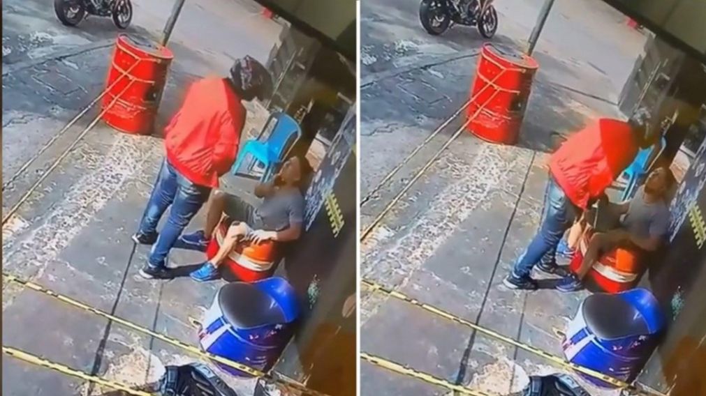 El momento en que el motochorro le toba y luego devuelve el celular a su amigo.