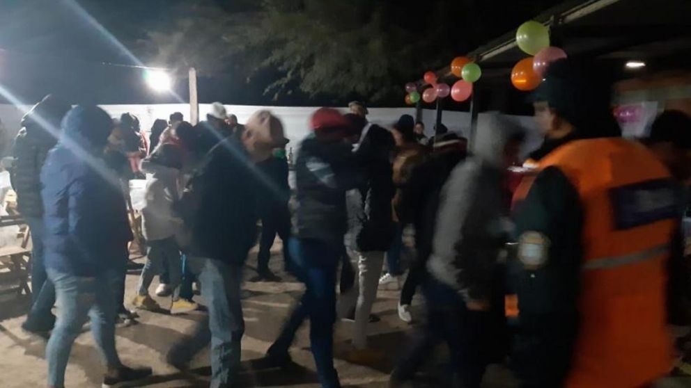 En la fiesta clandestina de Santiago del Estero habían 80 covidiotas (El Liberal).