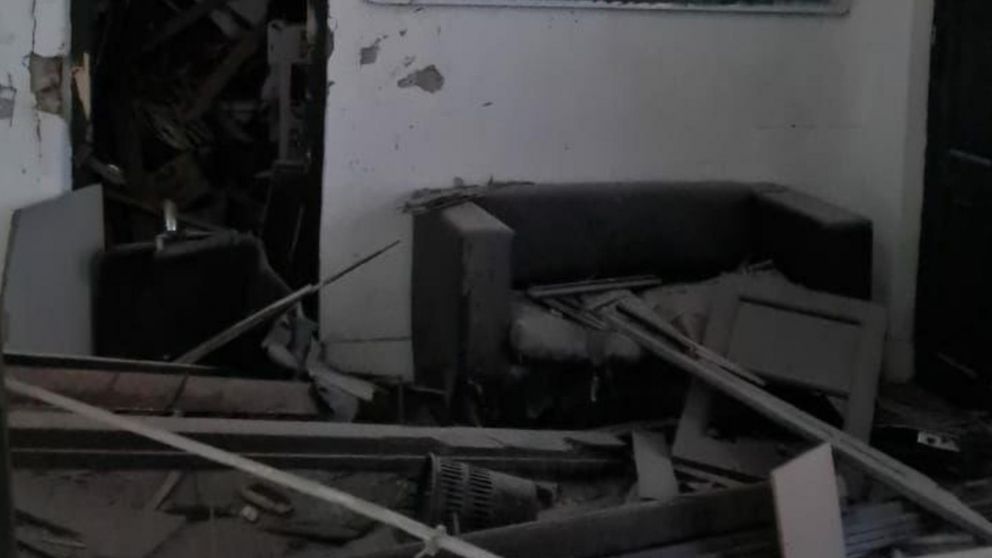Así quedó la sede de La Cámpora de Bahía Blanca tras el atentado con un explosivo.