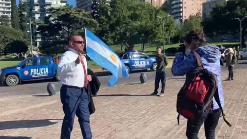 Tensión en Rosario en la marcha anticuarentena (Twitter).