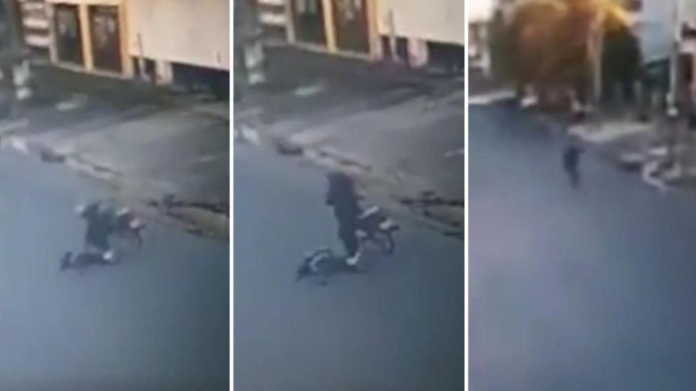El momento en que uno de los motochorros abandonó a su cómplice muerto en Quilmes (Captura de video).