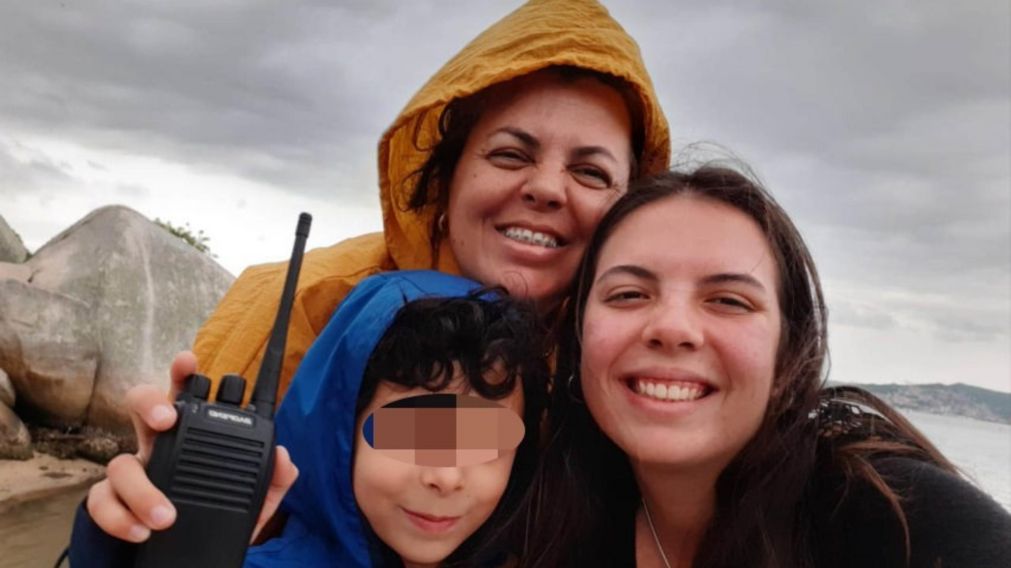 Karenn Ramísia junto a su hija y el pequeño João.