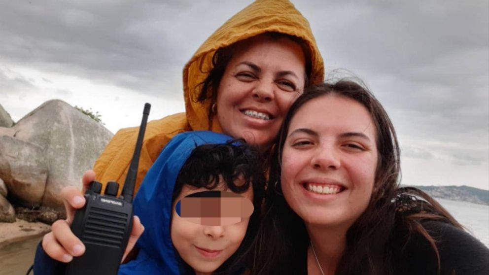 Karenn Ramísia junto a su hija y el pequeño João.
