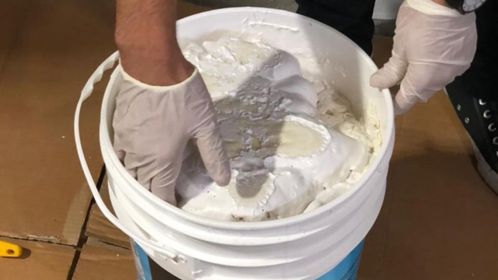 Así trataban de disimular la droga dentro de los tarros de pintura.