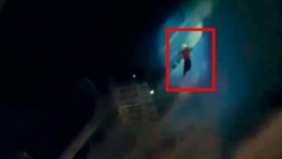 El jugador de Rentistas pendía de la ventana de un piso 11 cuando fue rescatado por los bomberos (TYC Sports)