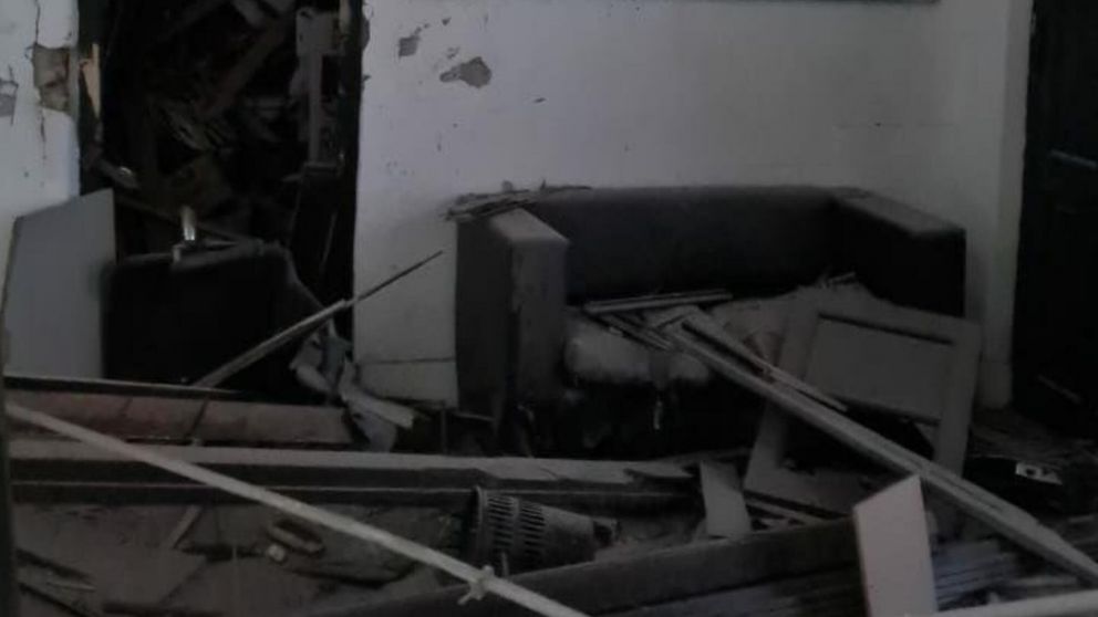 Así quedó el espacio la sede del Frente de Todos de Bahía Blanca tras el ataque con explosivos.