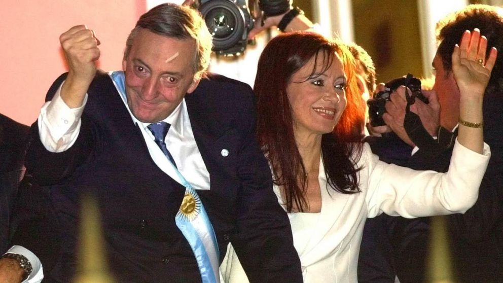 Néstor Kirchner y su esposa Cristina Fernández, entonces senadora nacional, después del discurso en el Congreso.