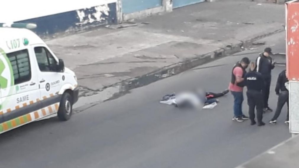 El cadáver del motochorro quedó tendido en el pavimento.