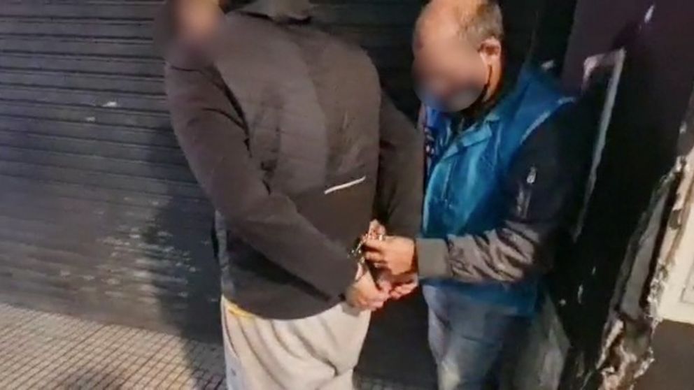 Los detenidos tenían en su poder tarjetas y documentación denunciada.
