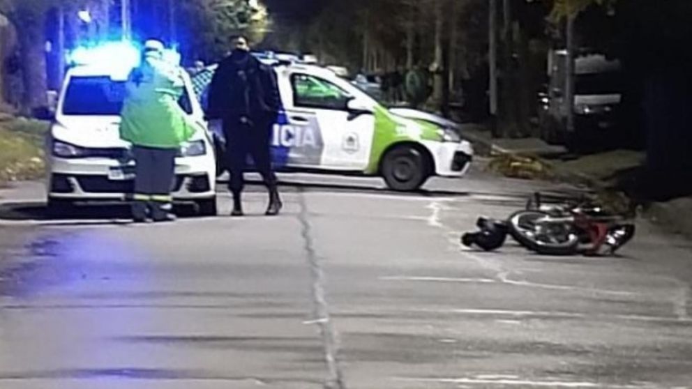 La motocicleta utilizada por los delincuentes, uno de los cuales fue abatido por el subcomisario de la Federal.