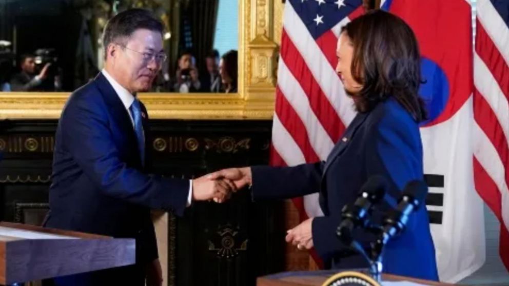 Luego de dar una conferencia de prensa en conjunto, Harris saluda a Moon y parece limpiarse la mano.