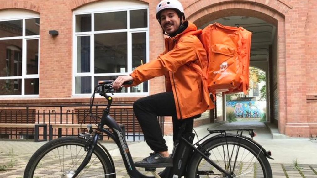 Gonzalo P�rez es un joven argentino que trabaja de delivery en Alemania (Twitter)