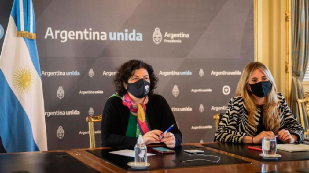 La ministra de Salud, Carla Vizzoti, viajó junto con la asesora presidencial Cecilia Nicolini a México y luego irán Cuba por vacunas (Telam)