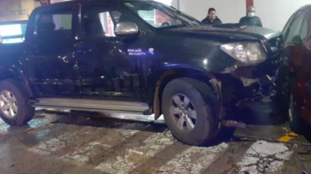 La camioneta robada terminó incrustada en otro vehículo.