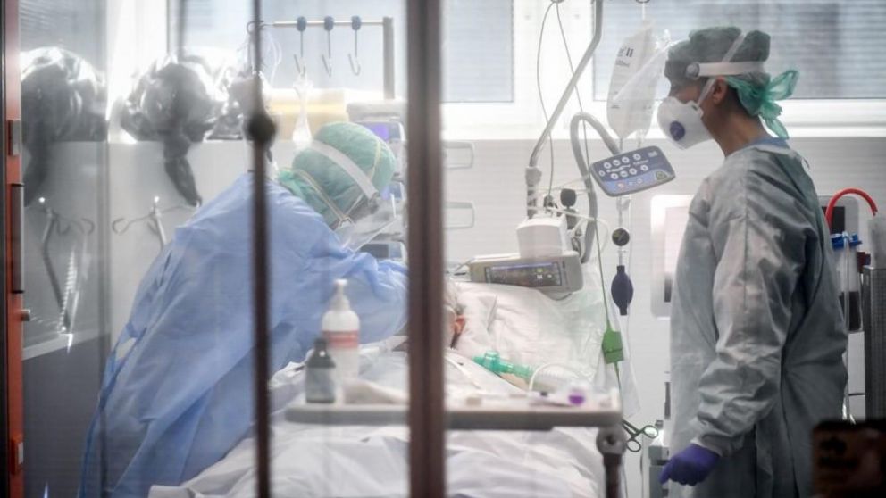 La familia de una joven francesa de 19 que falleció por Covid denunció la falta de atención de los médicos.