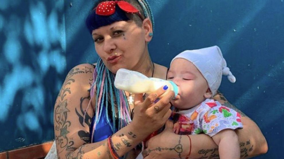"La Chabona", junto a su hijo Cristian Junior Thaiel, fruto de su relación con Cristián Díaz.