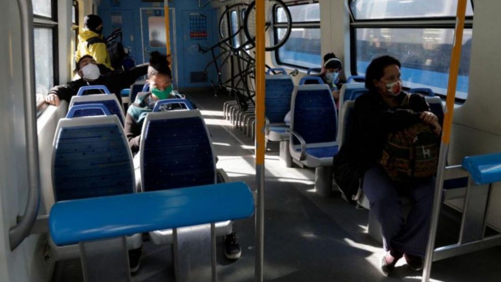 Un total de 31 actividades y rubros podrán utilizar el transporte público durante el confinamiento estricto.