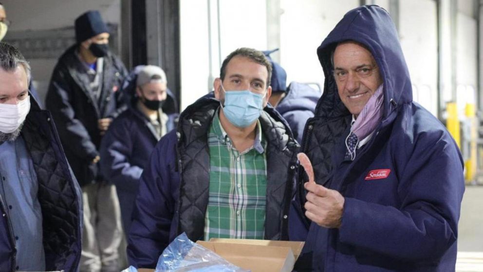 Daniel Scioli, con los langostinos argentinos que llegaron a Brasil (Gentileza @danielscioli/Twitter).