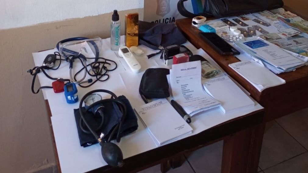 Estos son algunos de los objetos que fueron incautados en poder del sujeto detenido.