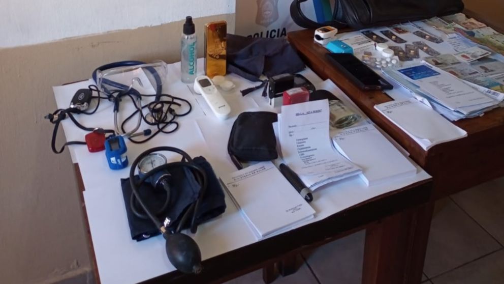 Estos son algunos de los objetos que fueron incautados en poder del sujeto detenido.